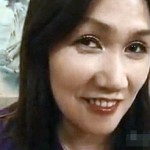 未亡人の五十路熟女は男性経験60人！バイブ二穴同時挿入で豊満なデカ尻揺らしまくり！