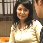 還暦熟女の母が温泉旅行先で息子にガン突きされガクガク痙攣中出し絶叫！松岡貴美子