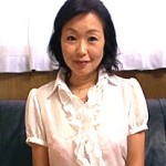 欲求不満の熟女妻が高速手マンで大量潮吹きお漏らし！立川由美子