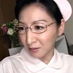 地味顔のメガネ熟女ナースがセンズリ鑑賞で欲情して高速ピストンで失神寸前の連続イキ！大橋ひとみ