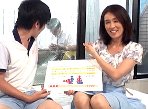 非日常的な部屋の中で母親が童貞息子と禁断の一線を越える一部始終！秋山静香