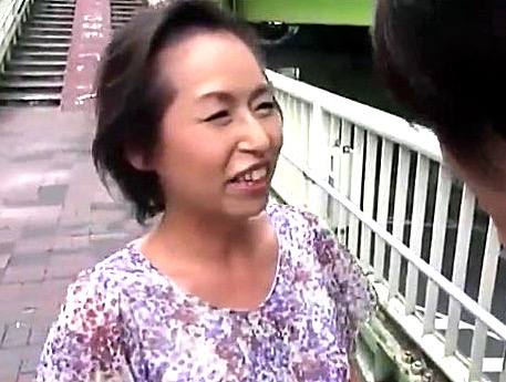 お椀型巨乳の還暦熟女が逞しい若いチンポに首筋を真っ赤にして中出しエッチ！東條志乃