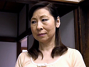 中出し自宅不倫をした還暦主婦が夫の側でフェラ抜き！秋田富由美