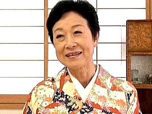 若々しい75歳後期高齢者の初撮り！完全閉口したオマンコにチンポ半分入れて中出し！田原伸江