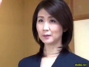 長身でグラマラスな叔母が甥の強烈ファックにイキまくる！吉岡奈々子