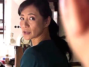 思春期の息子に和姦された無防備な姿の美熟女母！夫では味わえない逞しいセックスに溺れていく！平岡里枝子