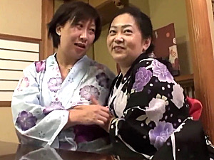 還暦夫婦2組が温泉旅館で夜這いスワッピング乱交！豊満なパイパン還暦熟女に中出し！生田正子･長尾さくら