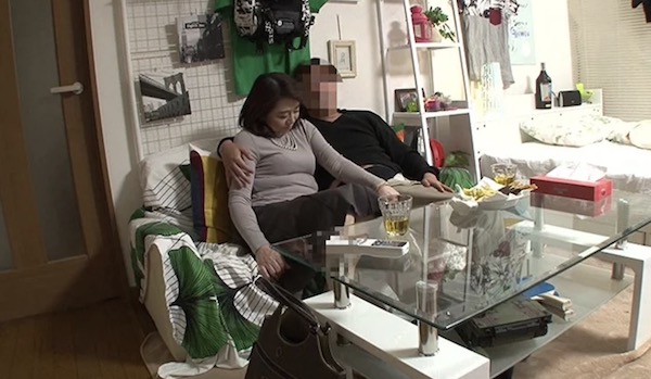 ナンパお持ち帰りされた五十路熟女がエッチを拒みフェラ抜き！でも結局興奮して中出しセックスで大絶叫！10