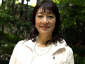 清楚な初撮り還暦熟女が酒焼け声で淫語連発マジイキまくり！西本英恵