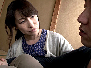 若い男の童貞を奪い合う田舎暮らしの母親と都会暮らしの肉食叔母！