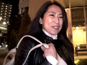 黒乳首でパイパンの妖艶マダムが膣奥突かれ「壊れちゃう〜」尾野玲香