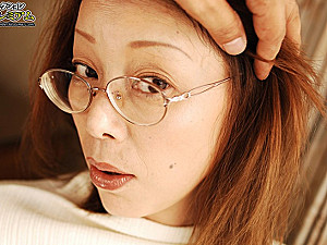 銀縁メガネの垂れ乳熟女が浮気エッチで切なく喘ぐ！青井マリ