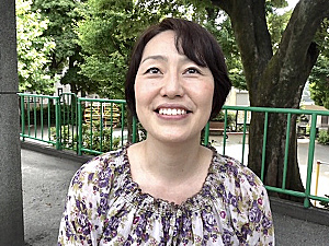ショートカットの性欲なさそうな地味熟女が潮吹きSEX！桃山ちとせ