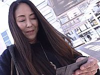 茶髪ストレートの五十路熟女が温泉旅行でハメ撮りSEX！クンニで初々しく感じまくり！若月百合