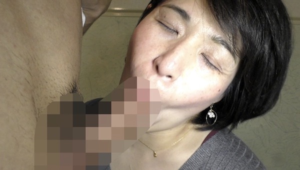 欲求不満のエロケバい五十路熟女が都会から来た若い男に抱かれ本気イキまくり！1