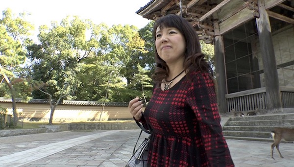 奈良在住でおちょぼ口の巨乳五十路熟女が若い金髪男に抱かれ泣かされまくる！小嶋なつ1