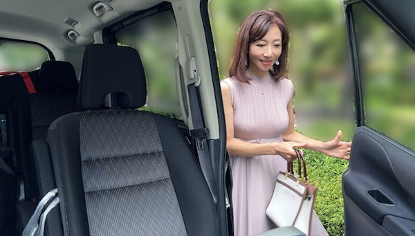 細身で綺麗な五十路美熟女が実はSEX大好きなドスケベで若い男と3P！三枝木玲実1