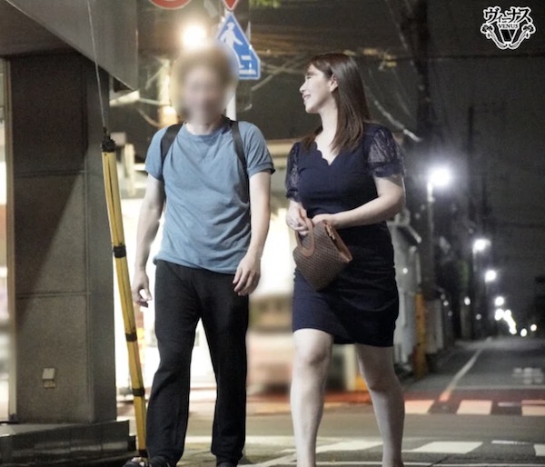 爆乳で豊満な美熟女がバイト先の若い男の子とラブホで中出し浮気エッチ！翔田千里1