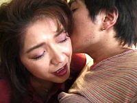 「カチカチになっちゃった〜」童貞息子を隠語攻めして手コキ抜きするエロケバい五十路熟女！青木ゆきの