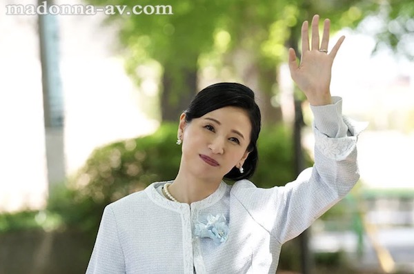 小顔スレンダーの美熟女が高卒の義理息子に抱かれイカされまくる！月野ゆりね1