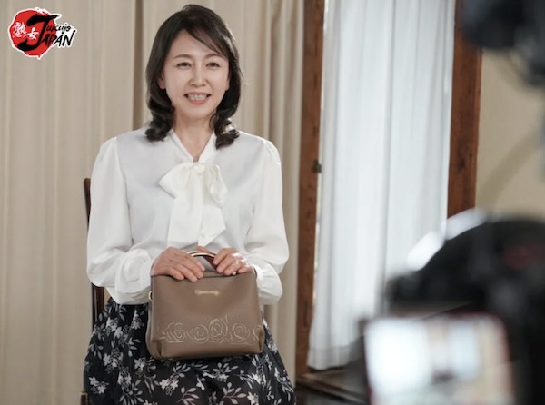 優雅で清楚な還暦熟女が綺麗な体を若い男に激しく突かれてイカされる初撮りSEX!青葉小夏1