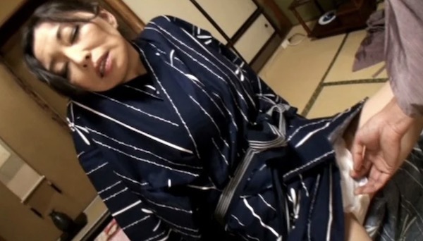 お椀型巨乳でスタイル抜群のエロケバい五十路熟女が浮気温泉旅行でハメ撮りH！保坂友利子3