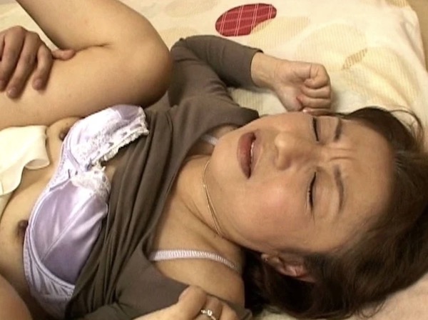 小柄で細身の清楚な五十路熟女が激しいSEXで潮吹き大絶叫!光月涼子4