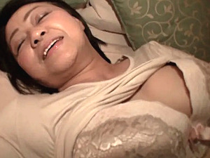 丸顔で巨乳のおばちゃんが若い男にナンパされ目をハートにして濃厚ベロキス･ハメ撮りH！岩下菜津子