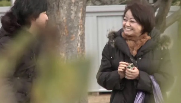 丸顔で巨乳のおばちゃんが若い男にナンパされ目をハートにして濃厚ベロキス･ハメ撮りH！岩下菜津子1