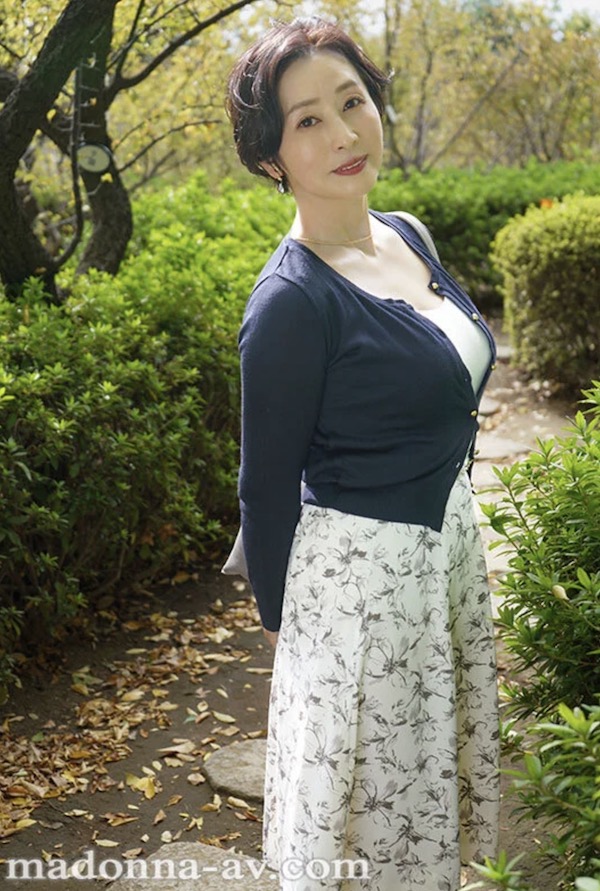小顔で肩幅広い上品な五十路美熟女が初撮りで3P大量潮吹きSEX!木戸薫000