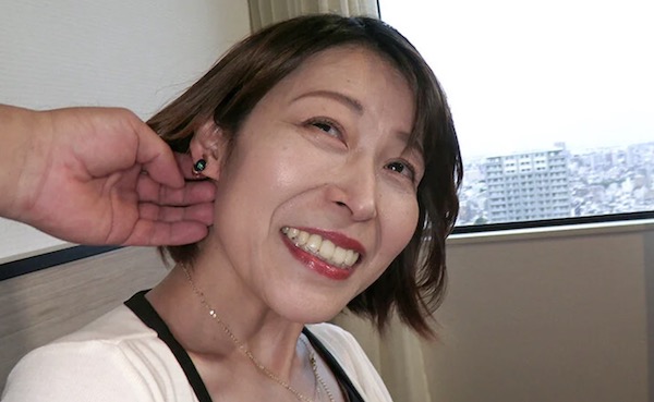 大きな口と上目遣いのフェラ顔がエロい五十路パート主婦のハメ撮りSEX！中原亜希2