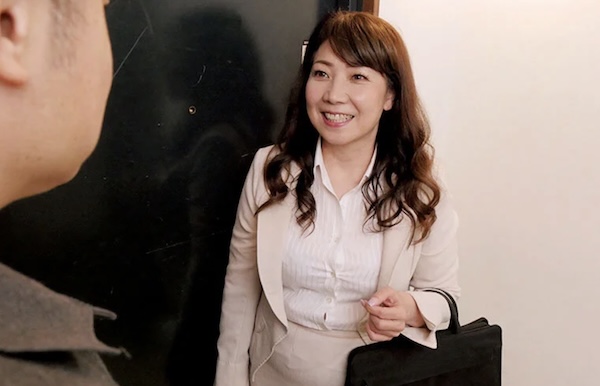 エロケバい五十路熟女の生保レディが枕営業で大量潮吹きお漏らし！神宮寺薫子1