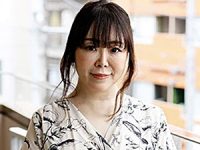 ムチムチ巨乳でエロケバい顔おばさんが噴水潮吹きお漏らし！山見ゆな